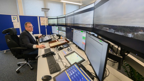 Braunschweig: Kai Heinrich, Fluglotse und Leiter der Flugsicherungsdienste Braunschweig/Emden, sitzt in der neuen Remote-Tower-Kontrollzentrale (RTC-Center) für den Flughafen Braunschweig. © dpa-Bildfunk Foto: Julian Stratenschulte