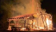 Die historische Saline bei Salzderhelden brennt bei Nacht. © Kreisfeuerwehr Northeim/Konstantin Mennecke Foto: Konstantin Mennecke