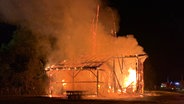 Die historische Saline bei Salzderhelden brennt bei Nacht. © Kreisfeuerwehr Northeim/Konstantin Mennecke Foto: Konstantin Mennecke