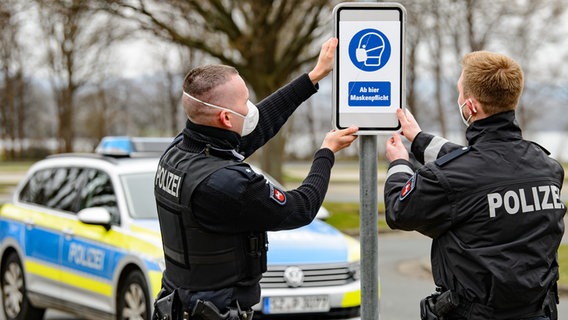 Police put up a sign in Salzgitter.  © dpa-Bildfunk Photo: Swen Pförtner