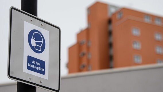 «Ab hier Maskenpflicht» steht auf einem Schild im Salzgitter-Lebenstedt. © Swen Pförtner/dpa Foto: Swen Pförtner