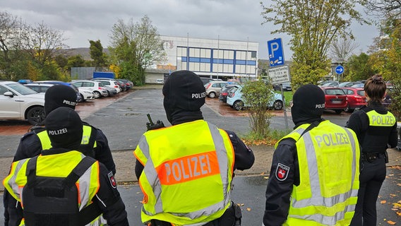 Polizisten riegeln ein Schulgebäude in Salzgitter ab. © dpa Foto: Christian Brahmann