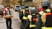 SEK-Einsatzkräfte gehen an einer Straße entlang, nachdem die Polizei ein Gymnasium abgeriegelt hatte. © HannoverReporter 