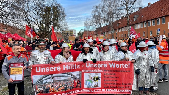 Angestellte der Salzgitter AG demonstrieren in Salzgitter gegen die Übernahme des Konzerns. © NDR Foto: Marie Schiller