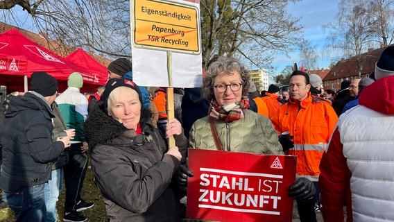 Angestellte der Salzgitter AG demonstrieren in Salzgitter gegen die Übernahme des Konzerns. © NDR Foto: Marie Schiller