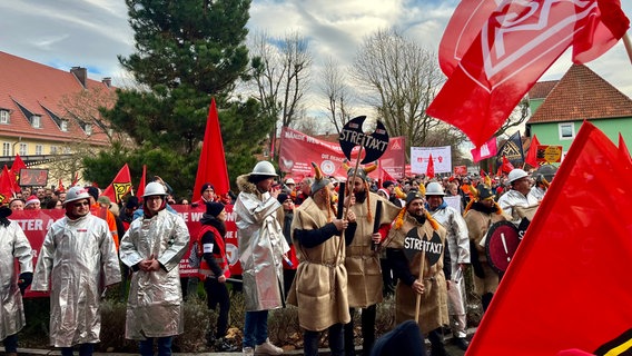 Angestellte der Salzgitter AG demonstrieren in Salzgitter gegen die Übernahme des Konzerns. © NDR Foto: Marie Schiller