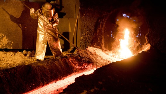 Ein Mitarbeiter in Schutzkleidung arbeitet auf dem Gelände der Salzgitter AG am Hochofen. © dpa-Bildfunk Foto: Julian Stratenschulte