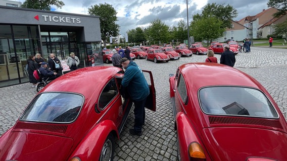 VW Käfer "Samtroter" stehen auf einem Platz in Einbeck. © NDR Foto: Jan Fragel