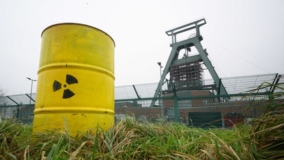 Ein Fass mit einem aufgemalten Atom-Zeichen steht als Protestaktion am Gelände vom Schacht Konrad. © picture alliance/dpa Foto: Julian Stratenschulte