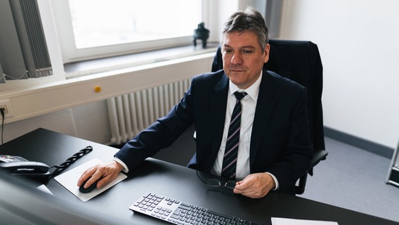 Der Präsident der Landeshochschulkonferenz Niedersachsen, Joachim Schachtner, sitzt an seinem Schreibtisch. © Christian Kreutzmann/TU Clausthal/dpa Foto: Christian Kreutzmann/TU Clausthal/dpa