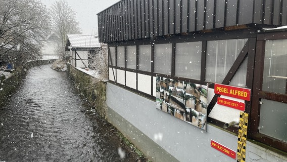 Die Schildau fließt durch Bornhausen im Landkreis Goslar. Hier hatten Anwohnerinnen und Anwohnerin bereits mit Hochwasser zu kämpfen. © NDR Foto: Michael Brandt