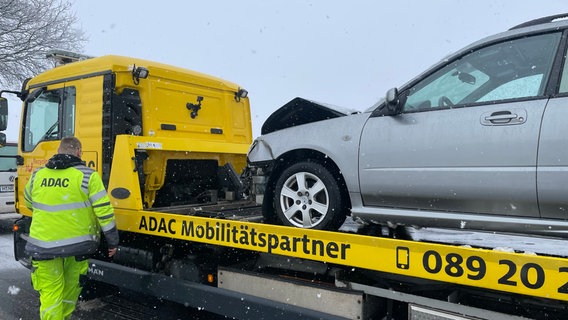 Ein Auto wird im Schnee auf einen Abschlepper gezogen. © NDR Foto: Lydia Callies