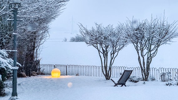 Eine Lichtkugel in einem Garten mit Schnee © NDR Foto: Sabine Hausherr