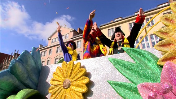 Ein Karneval-Umzugswagen beim Schoduvel in Braunschweig. Bonbons werden in die Menge geworfen. © NDR 