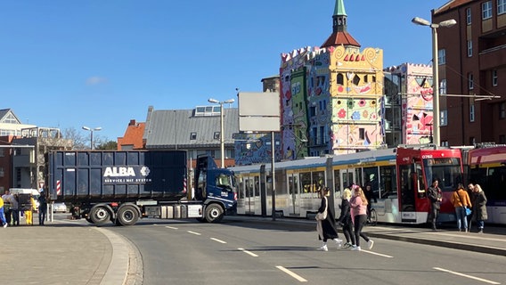 Ein Lkw versperrt eine Straße zum Schoduvel in Braunschweig 2025 © NDR Foto: Ute Andres