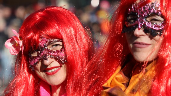 Zwei Frauen mit Masken und Perücken beim Schoduvel © NDR Foto: Uwe Day