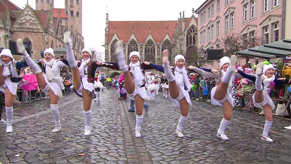 Tänzerinnen beim Schoduvel in Braunschweig © NDR 