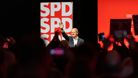 Olaf Scholz (SPD), Bundeskanzler und Kanzlerkandidat seiner Partei, steht bei einer Wahlkampf-Veranstaltung im CongressPark Wolfsburg. © dpa Foto: Michael Matthey