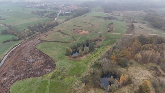 Die Schunter im Kreis Helmstedt erhält bei Bauarbeiten durch ein kurvenreiches Flussbett mehr Natur. © NLWKN Foto: Ralph Eikenberg