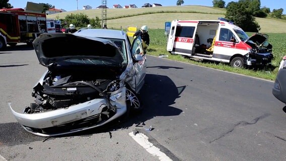 Ein Pkw und ein Rettungswagen stehen nach einem Unfall beschädigt an einer Straße in Seeburg. © TeleNewsNetwork 