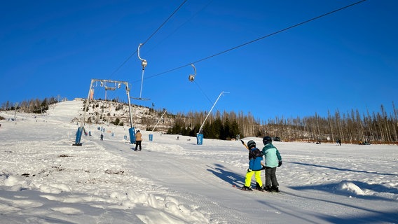 Eine Skiabfahrt am Wurmberg im Harz. © NDR Foto: Lydia Callies