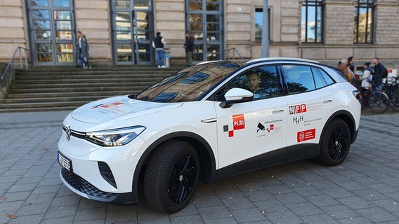 Das Foto zeigt ein Auto, das mit dem Schriftzug der TU Braunschweig bedruckt ist. © PLRI/TU Braunschweig Foto: PLRI/TU Braunschweig