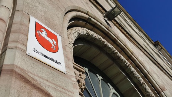 Das Gebäude der Staatsanwaltschaft in Göttingen mit einem Schild, auf dem das Niedersachsen-Pferd und der Schriftzug Staatsanwaltschaft zu sehen ist. © NDR Foto: Wieland Gabcke