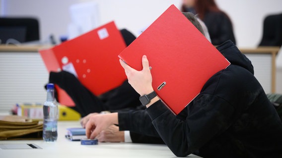 Die zwei Angeklagten sitzen im Landgericht Braunschweig. Die Angeklagten sollen im Zeitraum zwischen Mai 2020 und November 2022 eine Frau so lange das Leben schwer gemacht haben, bis sich das Opfer das Leben nahm. © Julian Stratenschulte/dpa Foto: Julian Stratenschulte