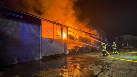 Einsatzkräfte der Feuerwehr löschen einen Brand auf dem Gelände eines Sägewerks. © Joel Fröchtenicht/Landkreis Northeim Foto: Joel Fröchtenicht