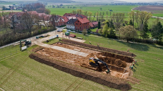 Ein Bagger hebt auf dem Versuchsgut Reinshof der Uni Göttingen ein rund 2.500 Quadratmeter großes Testfeld aus. © picture alliance/dpa Foto: Swen Pförtner