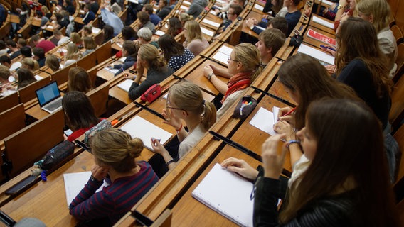 Studierende sitzen in einem Hörsaal. © dpa-Bildfunk 