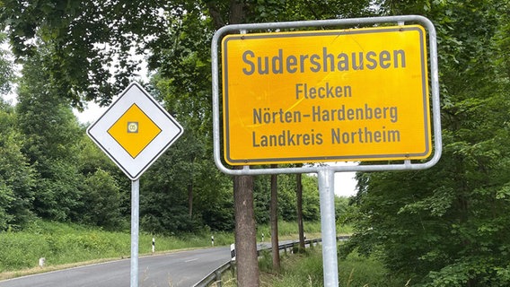 Das Ortsschild von Sudershausen © NDR Foto: Jan Fragel
