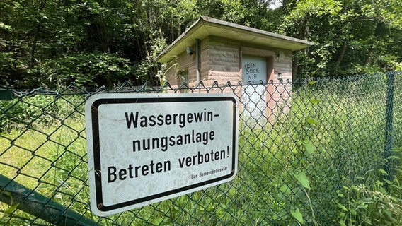 An einem Zaun in Sudershausen hängt ein Schild mit der Aufschrift "Wassergewinnungsanlage Betreten verboten!" © NDR Foto: Jan Fragel