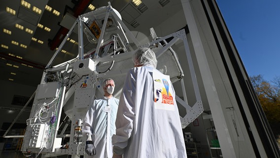Göttingen: Wissenschaftler stehen bei einem sogenannten Hangtest an dem Sonnenobservatorium "Sunrise III" am Max-Planck-Institut (MPS) für Sonnensystemforschung. © picture alliance/dpa | Swen Pförtner Foto: Swen Pförtner
