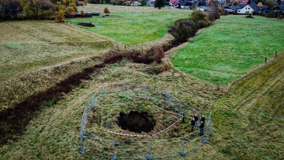 Langelsheim: Blick auf einen sogenannten Tagesbruch auf einer Wiese bei Wolfshagen im Harz (Landkreis Goslar). © Landesamt für Bergbau, Energie und Geologie/dpa Foto: Eike Bruns