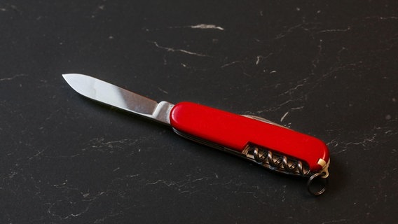 EIn Taschenmesser liegt auf einem Tisch. © picture alliance / Zoonar Foto: Luboslav Ivanko