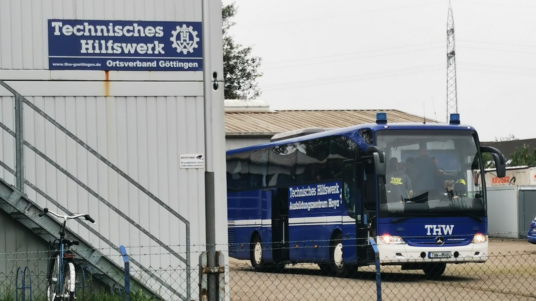 Ein Bus des Technisches Hilfswerks aus Göttingen fährt ab in die Hochwassergebiete im Saarland und Rheinland-Pfalz