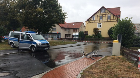 Eine Straße in Göttingen ist mit Absperrbändern versehen, davor liegt ein Fahrrad auf einem gehweg, daneben ein Einsatzfahrzeug der Polizei. © NDR Foto: Jens Klemp