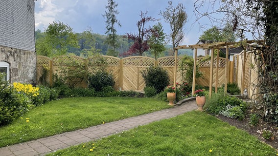 Ein reparierter Zaun in einem Garten, der bei einem Tornado zerstört worden war. © NDR Foto: Michael Brandt