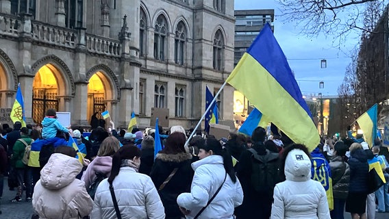 Menschen gedenken dem dritten Jahrestags des Kriegs in der Ukraine. © NDR Foto: Ute Andres