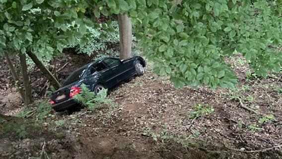 Ein Auto ist einen Abhang hinunter gestürzt. © Polizeipräsidium Nordhessen 