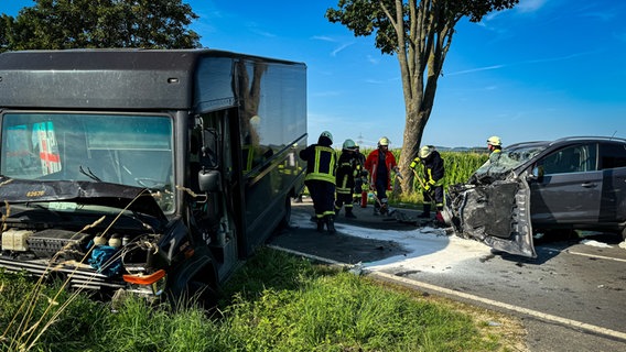 Ein Paketauto und ein Pkw nach einem Frontalcrash. Feuerwehrleute an der Unfallstelle. © Kreisfeuerwehr Northeim Foto: Joel Fröchtenicht