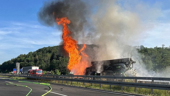 Ein Lkw brennt auf der A38. © Feuerwehr Arenshausen Foto: Silvio Dietzel