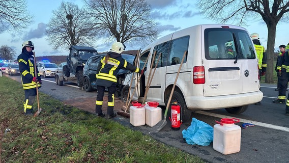 Einsatzkräfte auf der Bundesstraße 3 bei Nörten-Hardenberg nach einem Unfall. © Kreisfeuerwehr Northeim Foto: Konstantin Mennecke