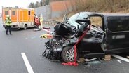 Ein Transporter ist nach einem tödlichen Unfall auf der A7 schwer beschädigt. © TeleNewsNetwork 