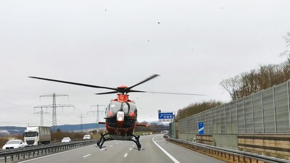 Ein Rettungshubschrauber nach einem tödlichen Unfall auf der A7 nahe Göttingen. © TeleNewsNetwork 