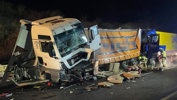 Drei zerstörte Lkws stehen hintereinander auf der Autobahn 7. © Autobahnpolizei Göttingen 