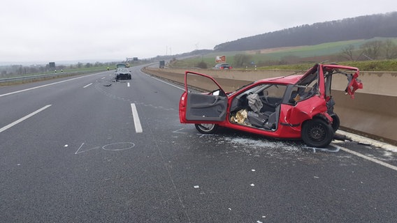 Das Bild zeigt eins der schwerbeschädigten Unfallfahrzeuge auf der Autobahn. © Polizei Hildesheim Foto: Polizei Hildesheim