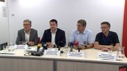 Braunschweigs Oberbürgermeister Thorsten Kornblum spricht zusammen mit Feuerwehrvertretern bei einer Pressekonferenz. © NDR 