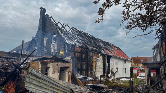 Ein Großbrand hat in Vienenburg zwei Gebäude zerstört. © Feuerwehr Goslar 